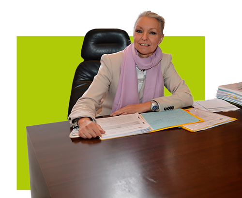 Dr. Martina Withoff an ihrem Schreibtisch